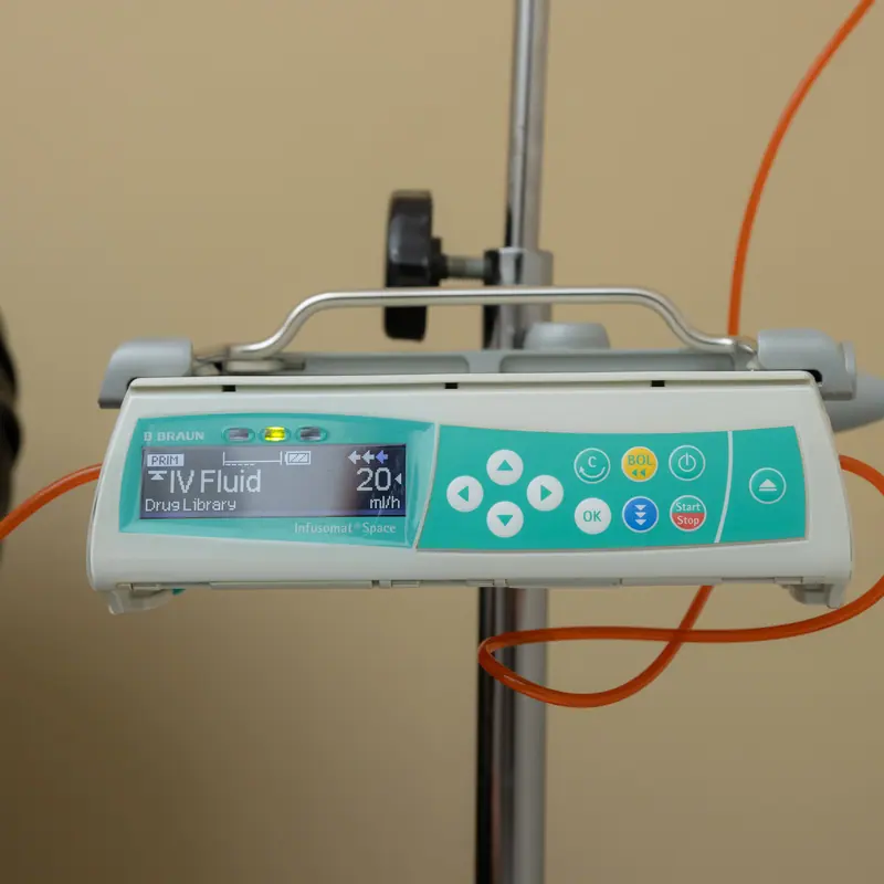Bomba de infusión programada a 20 mililitros por hora durante el tratamiento