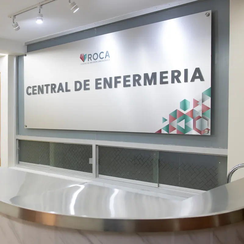 Pasillo y central de enfermería de las salas de infusión de ROCA