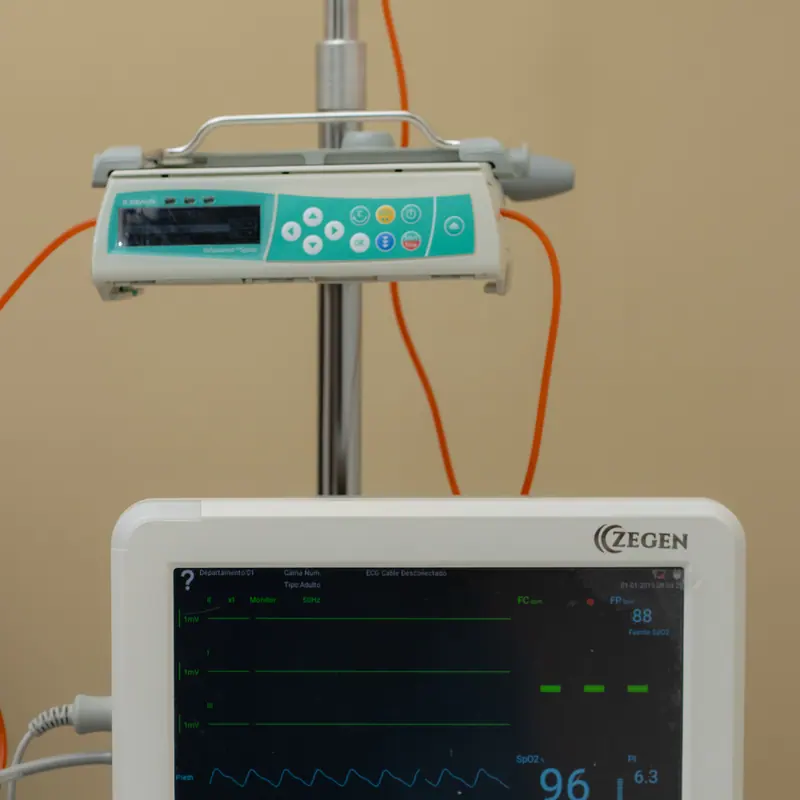 Monitor de signos vitales mostrando saturación durante una sesión de infusión